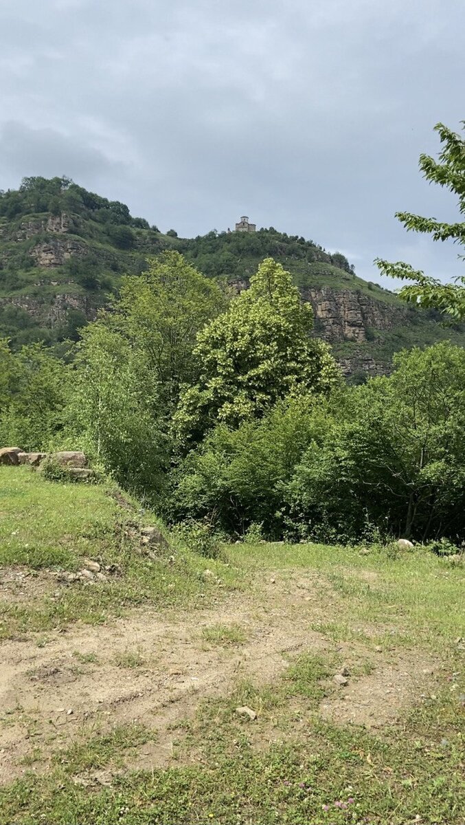 Сентинский храм, вид с дороги. Карачаево-Черкессия.