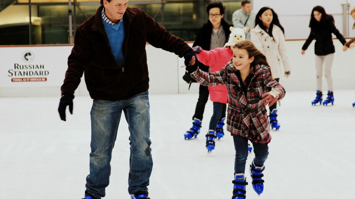     Москвичи и гости города уже совсем скоро получат возможность прокатиться на коньках по эффектно оформленным ледовым дорожкам самого большого катка в столице, который начнет работать на ВДНХ с 25 ноября.