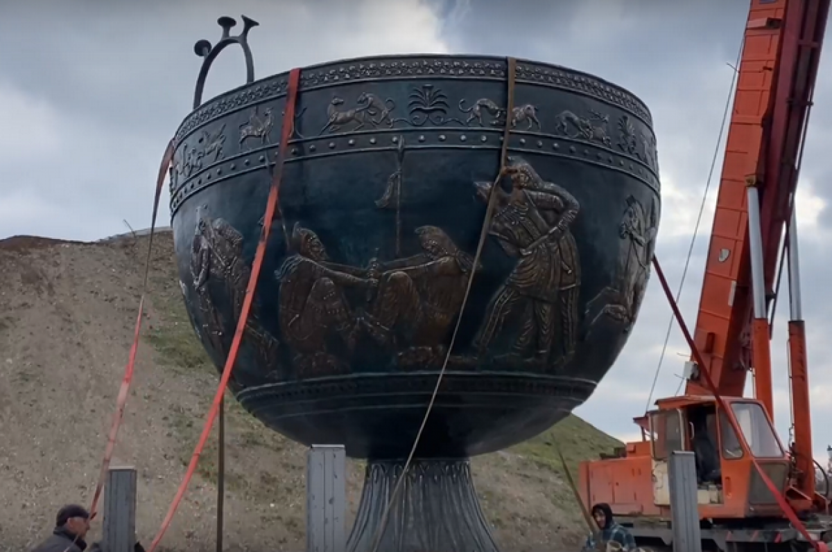    На набережной в Ардоне установили чашу нартов из бронзы