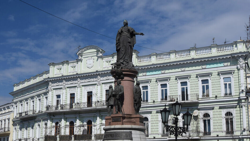     Памятник Екатерине II необходим Ростову, ведь она основательница донской столицы. Однако есть сомнения, что памятник дадут вывезти из Одессы, сообщил RostovGazeta краевед Георгий Багдыков.