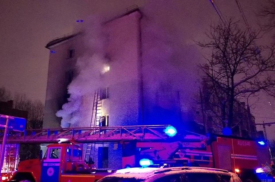     Рассматриваются две основные версии пожара в Минске: взрыв газа или вспышки паров легковоспламеняющейся жидкости. Фото: МЧС