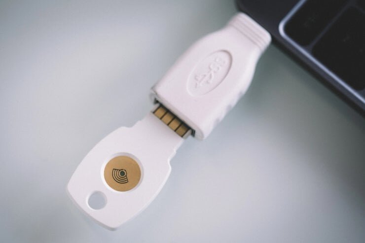    Если на ключе есть USB, то его можно подключить к компьютеру.