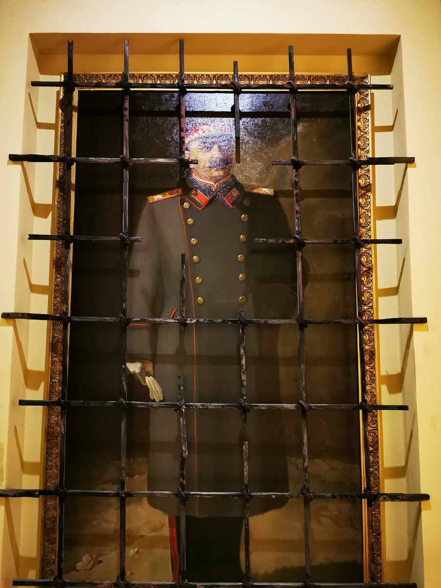 Наличие подобной инсталляции в музее Политической истории Санкт-Петербурга - позорное явление наших дней. Взвешенный подход к истории здесь пока отсутствует, зато наглядно виден шаблон 60-90х годов XX века.