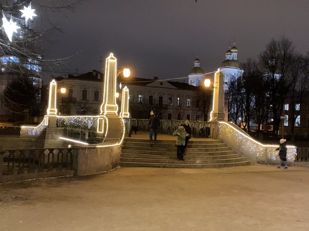 Красногвардейский мост через канал Грибоедова, а за ним Никольский морской собор. Фото автора.