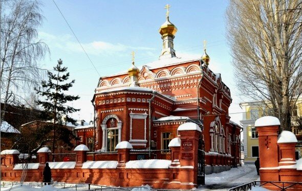 К улице Чапаевской храм обращен алтарной частью, поскольку вход был изначально со  стороны расположения приюта. Главный объём завершается четырёхскатной кровлей и главкой.