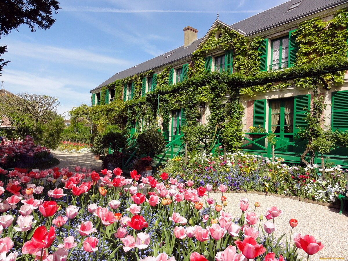 File:Balade dans le village proche de la maison de Monet.jpg - Wikimedia Commons