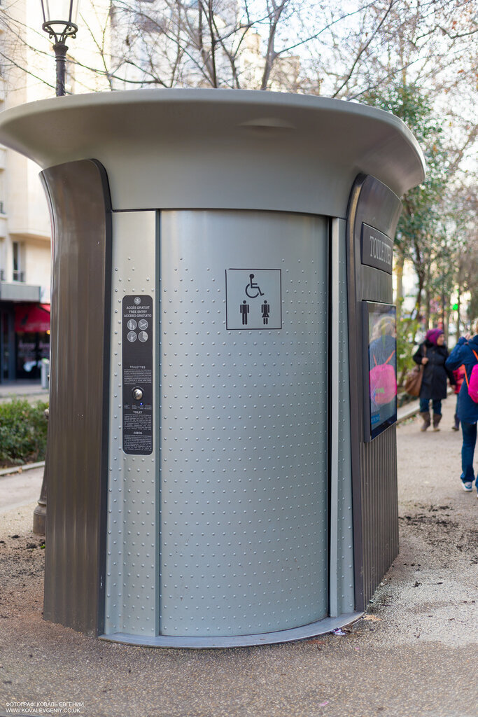 Стояли бы на каждом углу такие штуки, не надо было бы позориться и клянчить. Но нет, унижаться наша судьба