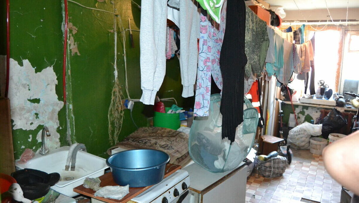     К концу 2025 года в Нальчике планируется расселить 17 многоквартирных домов коммунального типа, в которых проживает 662 семьи. Об этом говорится в ответе администрации города на публикацию NewsTracker от 3 декабря.