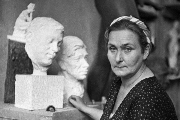 Сарра Лебедева в мастерской