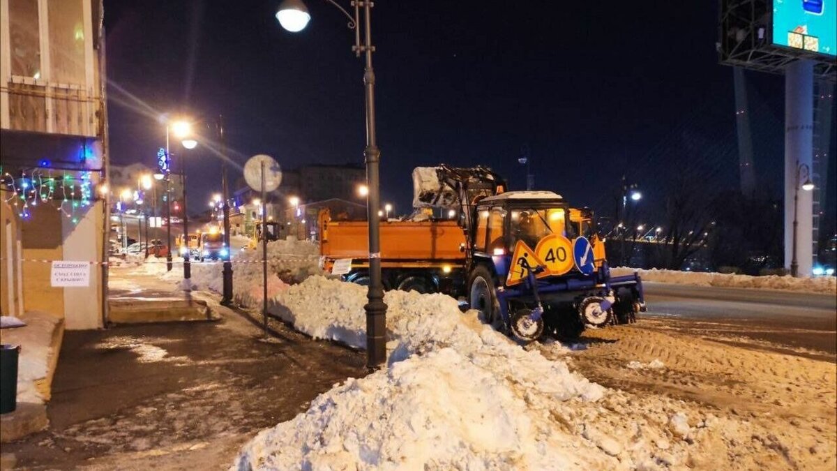     Без малого 10 тысяч кубометров снега было вывезено с улиц Владивостока только за одну ночь — с воскресенья на понедельник. Коммунальные службы очищают столицу ДФО от последствий снегопада в круглосуточном режиме.