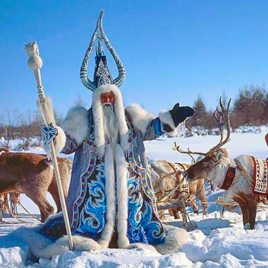 Чысхаан республика якутия. Якутский дед Мороз Чысхаан. Чисхан Якутский дед Мороз. Чысхаан Якутия дед Мороз. Якутский дед Мороз Чысхаан и Снегурочка.