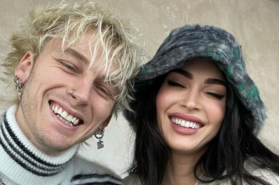     «Иногда она не забывает одеваться!»: Меган Фокс с женихом в ресторане Роберта Де Ниро ошеломили фанатов