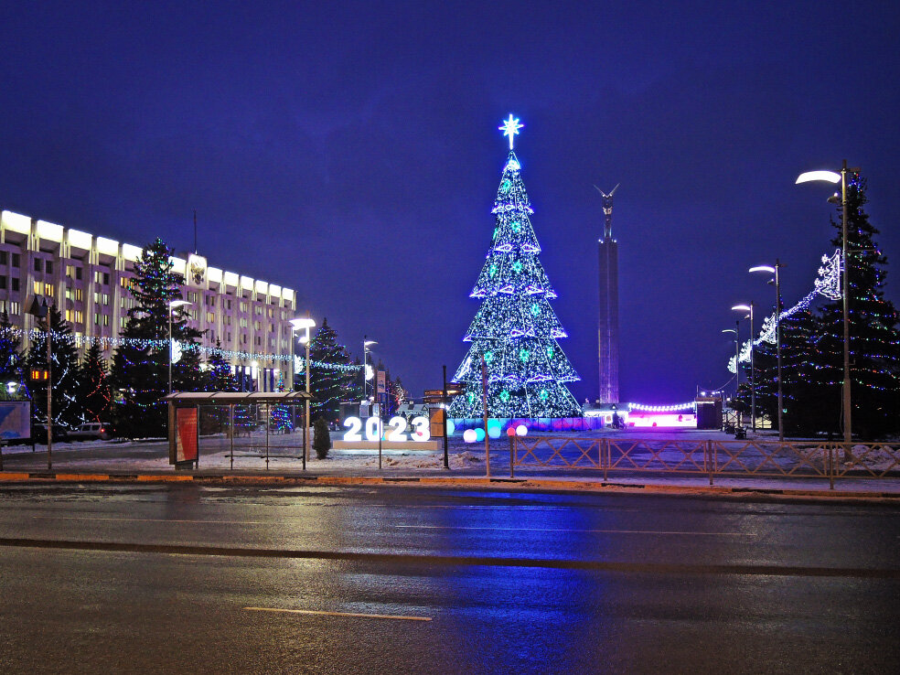 Продолжаю серию фотопрогулок по новогодней Самаре. На этот раз приглашаю прогуляться по площади Славы. Это - одна из центральных площадей города.