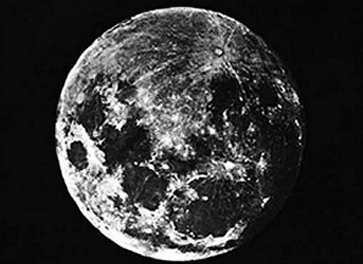 Вот она, та самая первая в мире четкая фотография Луны, сделанная американским ученым Джоном Уильямом Дрейпером в 1840 году. Взято из открытых источников