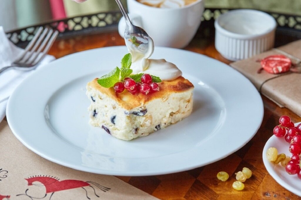    Детей будут кормить молочной вермишелью и творожным пудингом с изюмом и ягодным соусом