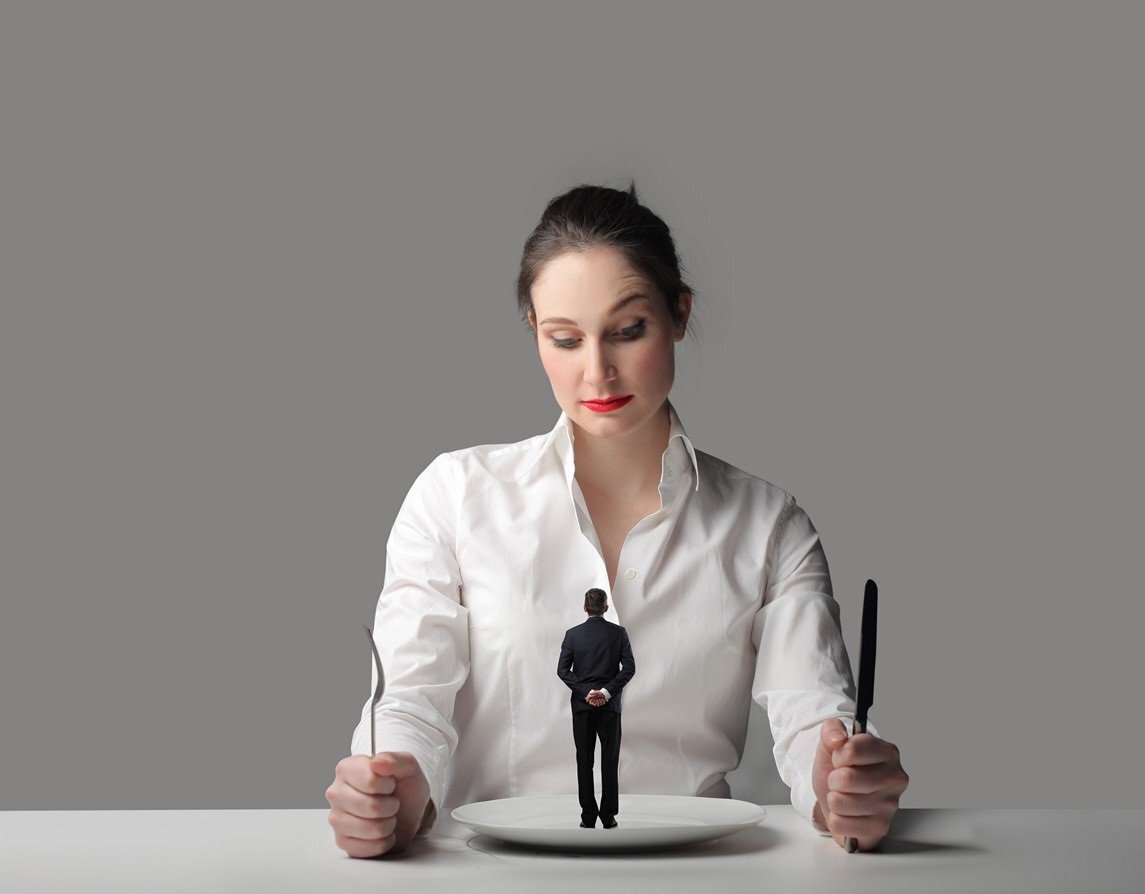 

Женщина слабее физически, но вполне может применять другие способы унижения и насилия над партнёром, чтобы заставить его принимать решения и выполнять действия в соответствии с её желаниями.