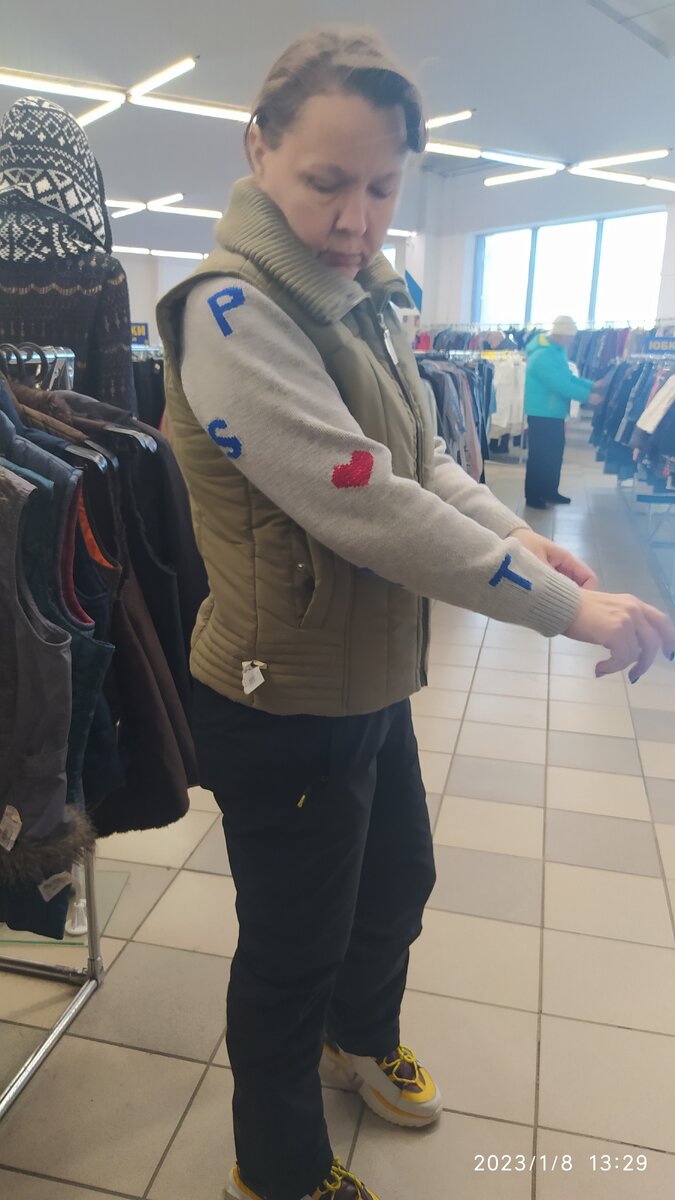 Жилет толстенький, плотненький , как будто набит не синтепоном, а - ватином. 