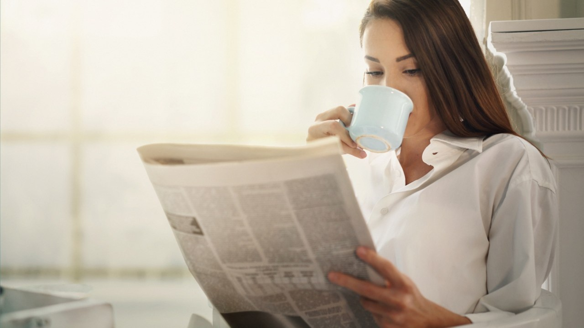 Почитать газеты. Женщина с газетой. Женщина читает газету. Человек читает газету. Человек с газетой.