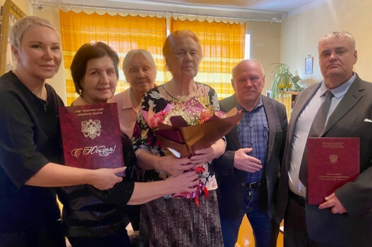    В Тюмени судья в отставке Нина Максимова отметила свой 100-летний юбилей