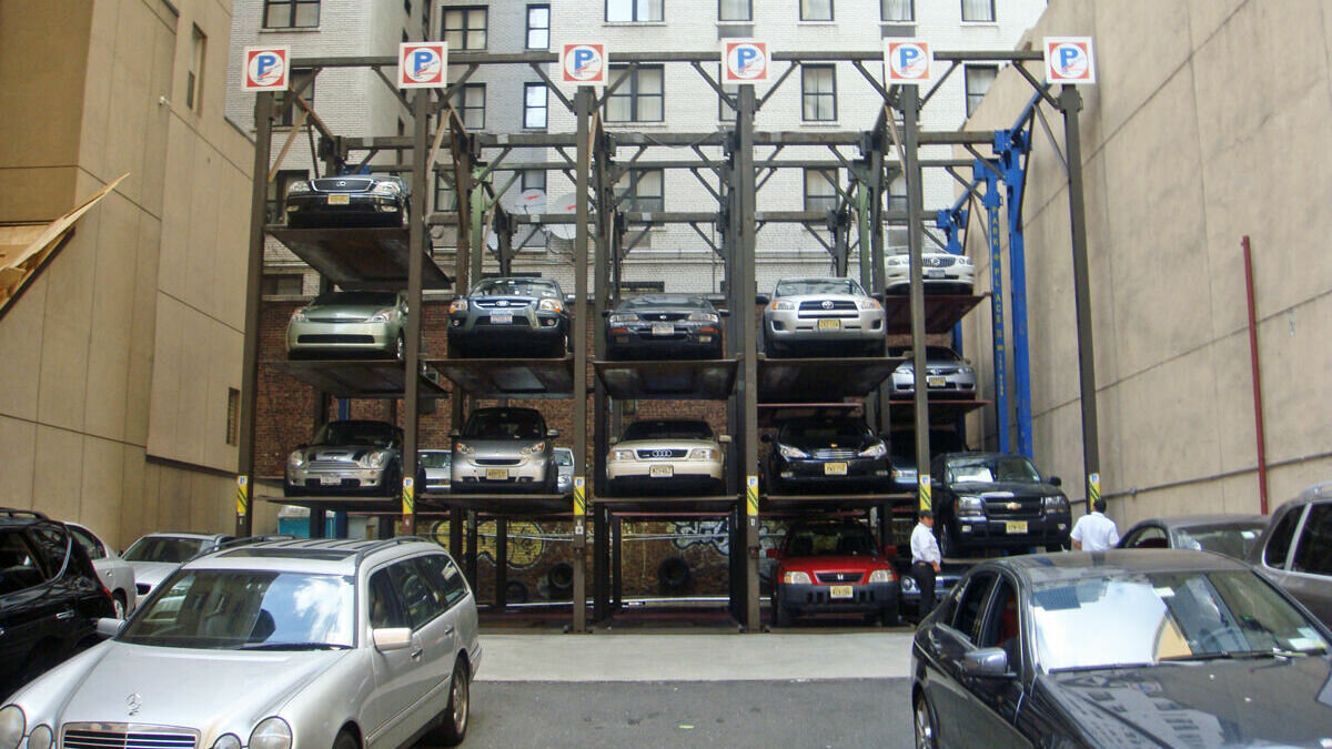     Глава администрации Ростова-на-Дону Алексей Логвиненко рассказал на встрече с журналистами, почему в городе так и не построили обещанную роторную парковку.