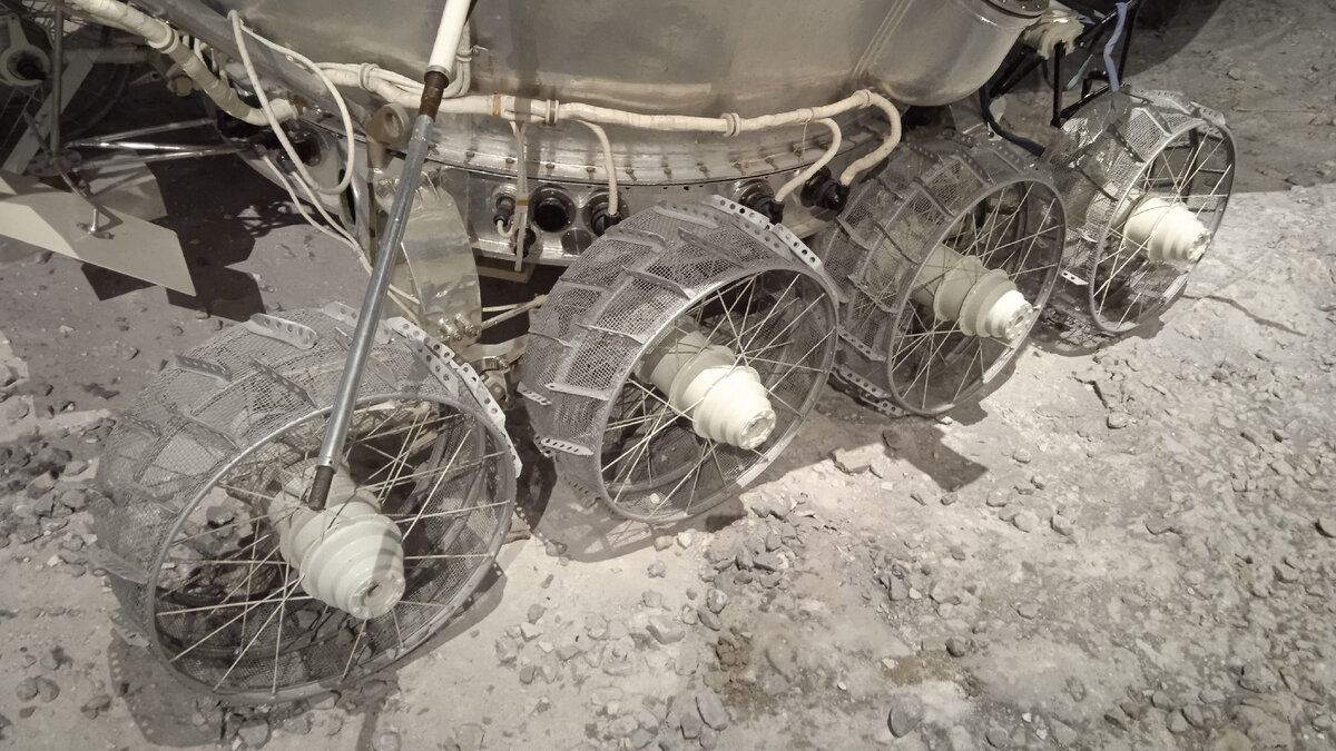 Экспонаты Музея космонавтики: Луноход-1