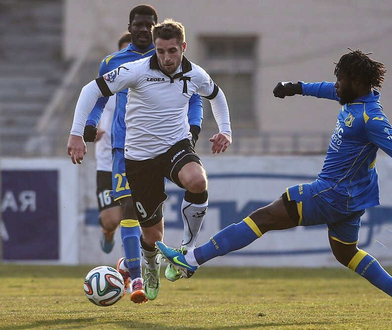 «Торпедо» – «Ростов» (Ростов-на-Дону) – 2:1. Торпедовец Кирилл Комбаров пытается уйти от подката ростовчанина Режиналя Горо.