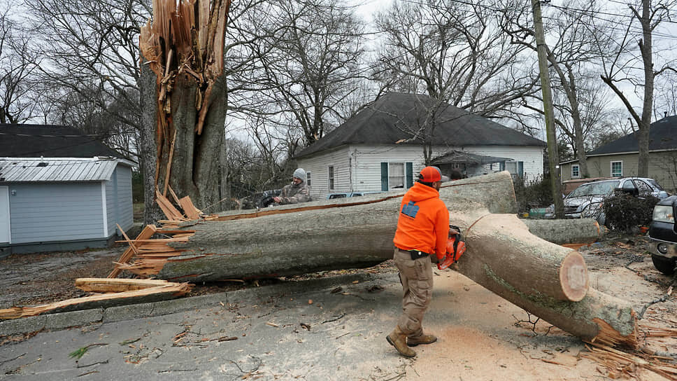 Фото: John Bazemore / AP📷Последствия шторма в Гриффине, штат Джорджия