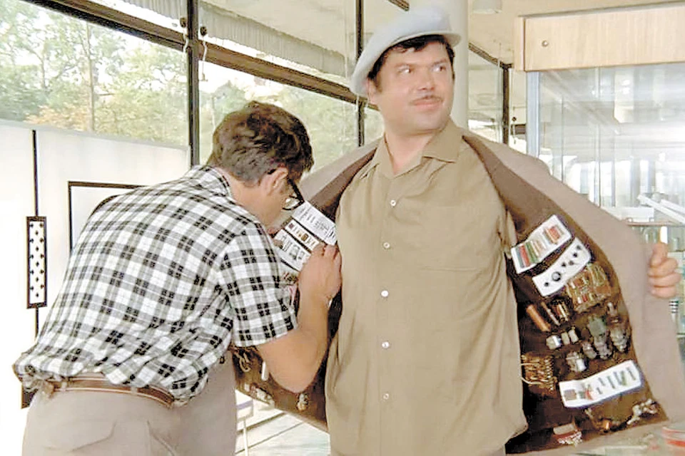 Как называется человек который перепродает. Мужик который не может определиться. Буковски цитаты о красоте. Человек использует других людей. Богатство.