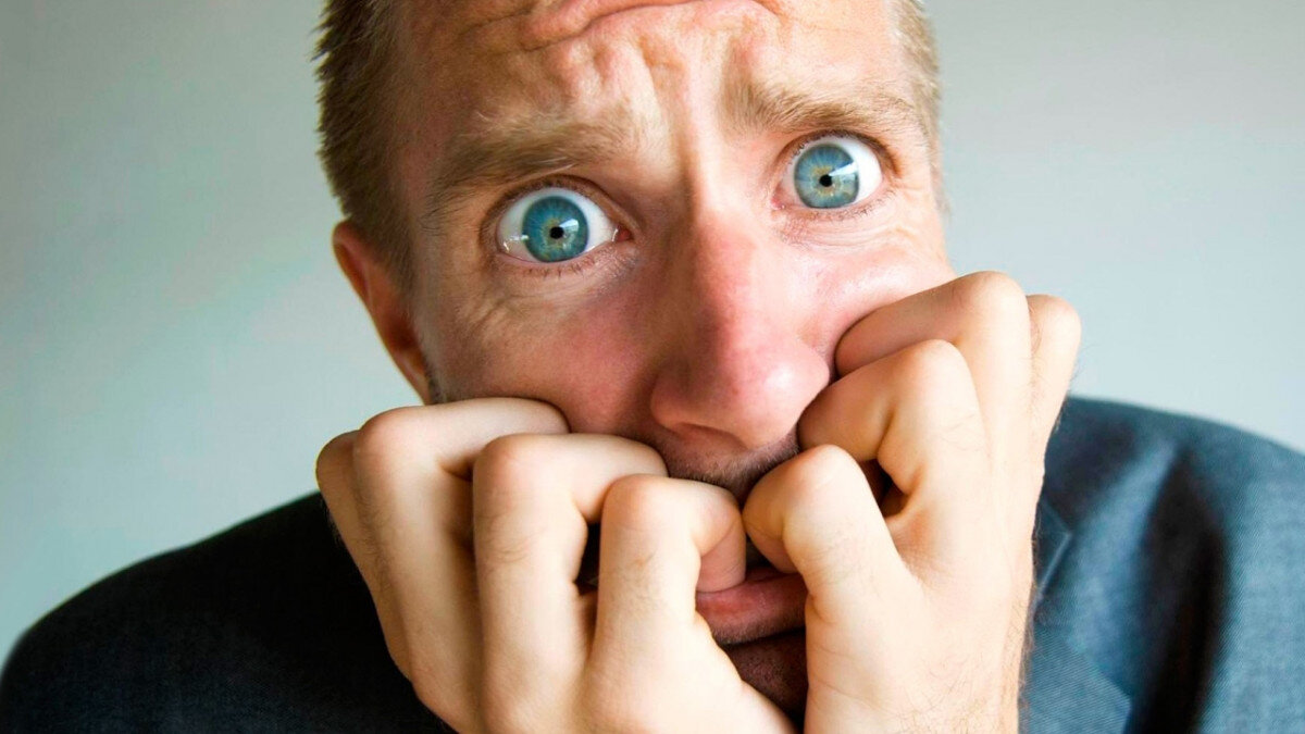 Невроз является заболеванием. Невротик может быть здоровым человеком, но обладать определёнными чертами личности схожими с невротическими.  