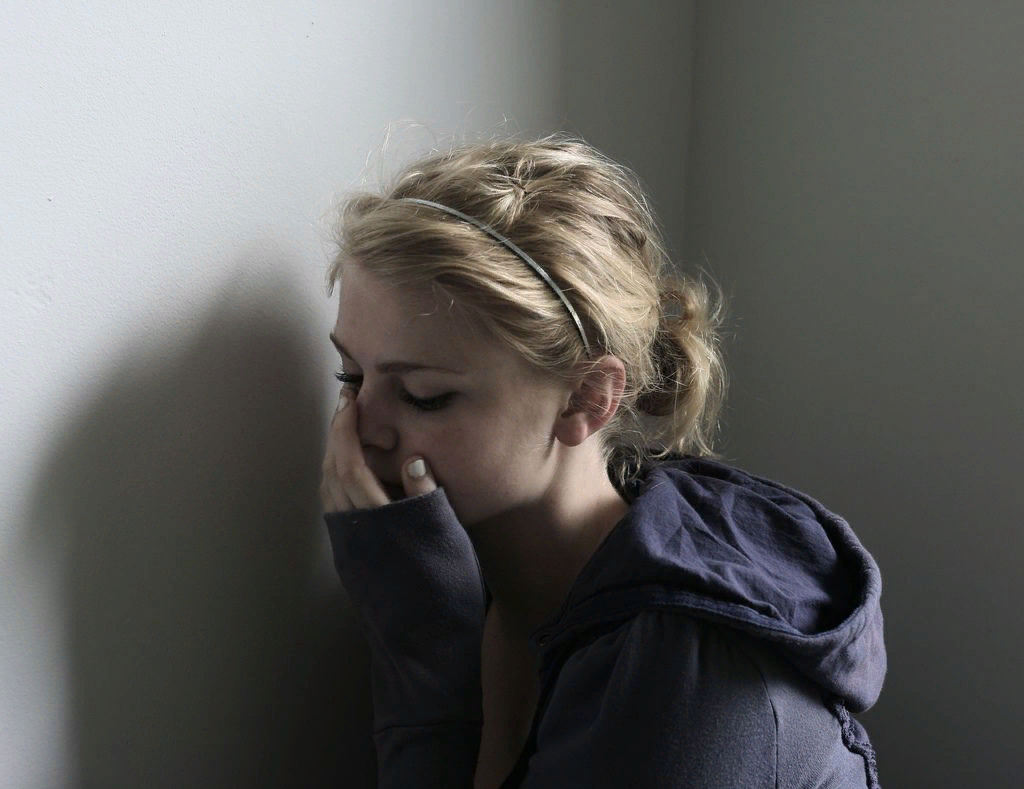 Going crying girl. Девушка плачет. Плачущая девушка. Плачущая блондинка. Заплаканная девушка.
