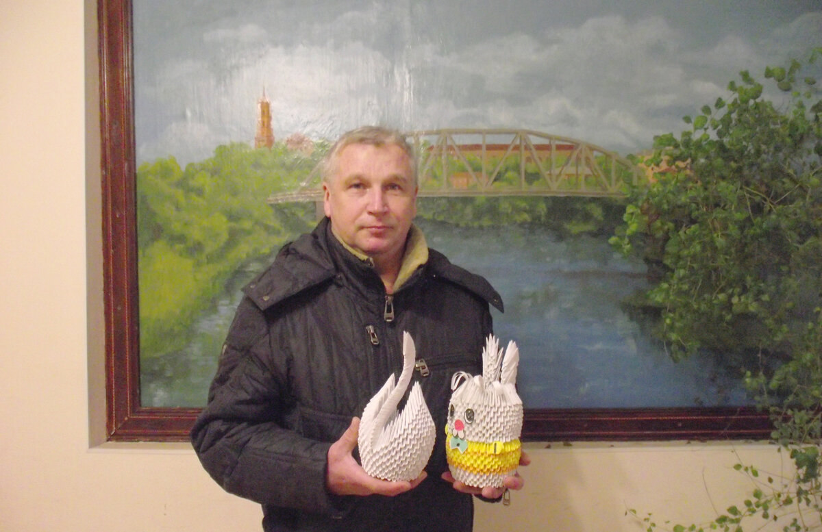 Алексей Коробкин вместе со своими творениями: лебедем и новогодним кроликом