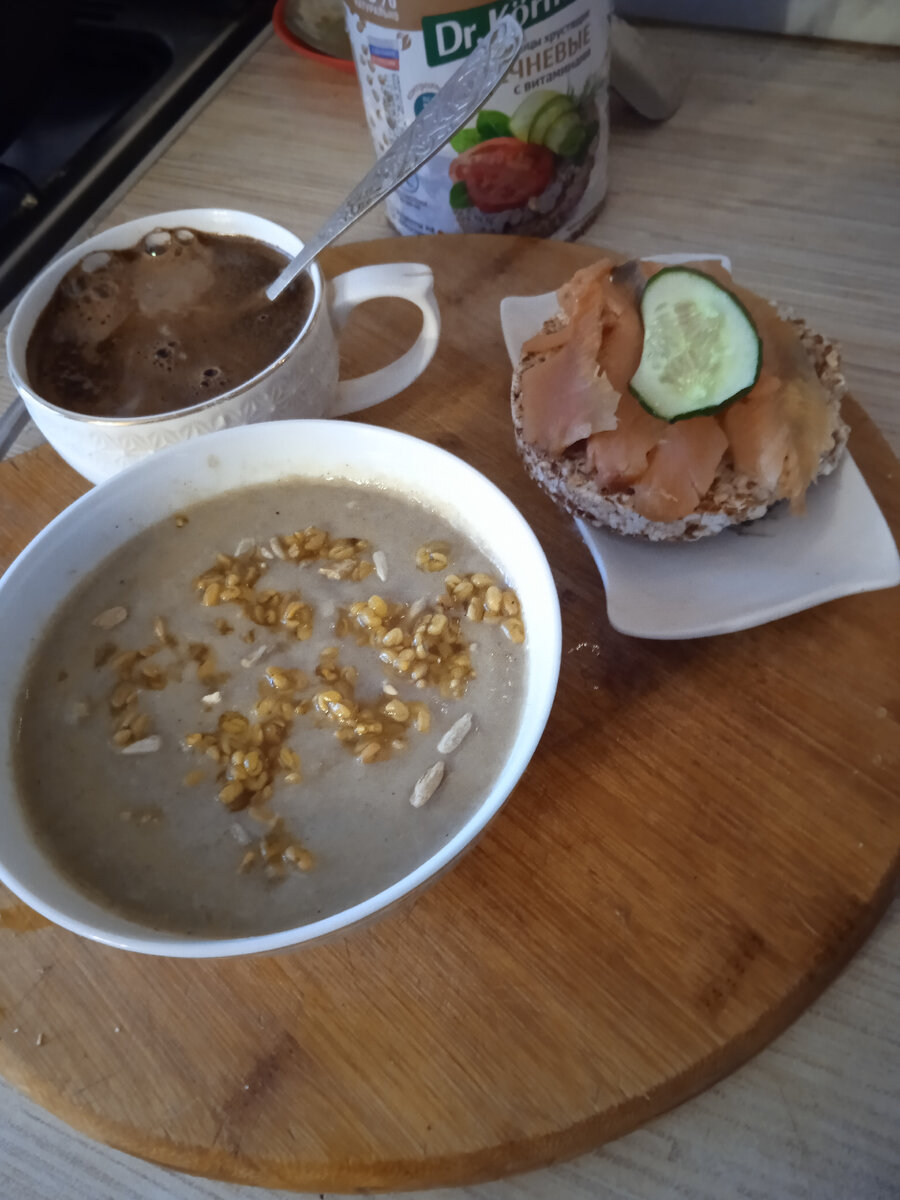 Мой завтрак, суп-пюре и гречневый хлебец с гольцом