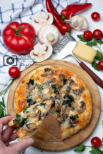 Домашняя пицца с грибами и сыром.