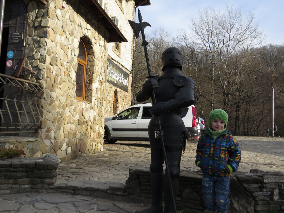 "Охрана" замка (фотографии можно листать)