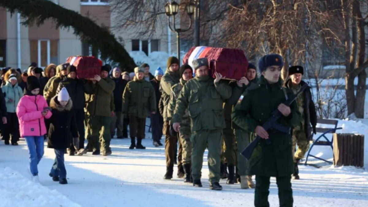 В Сухом Логе 18 января состоялось прощание с Сергеем Гавликом и Владимиром Быковым. Похоронили добровольцев в соседних могилах на расстоянии 50 метров друг от друга. Фото: Владислав Лоншаков / E1.RU