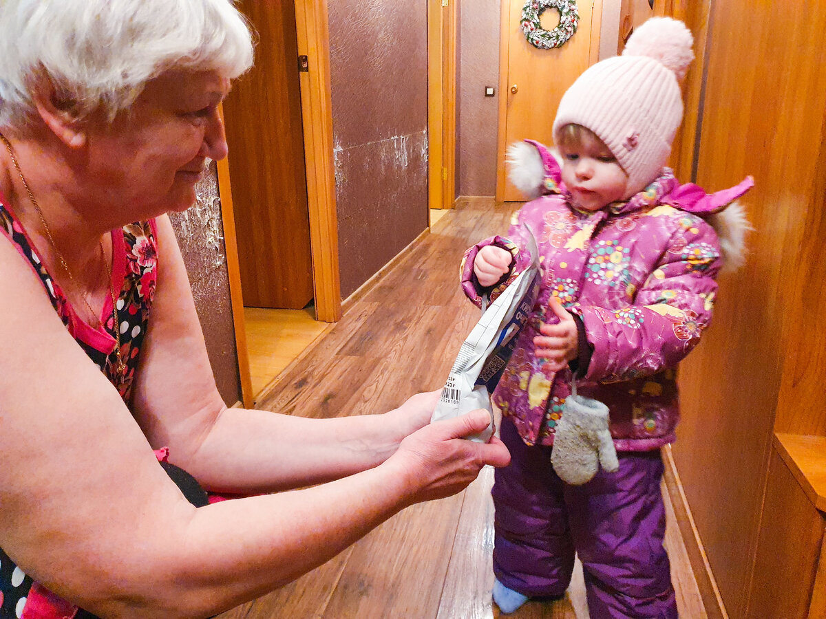 "Баба, а я тут с подарками пришла!!!"