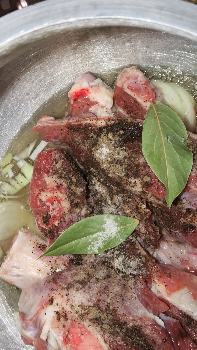 Сверху укладываем мясо