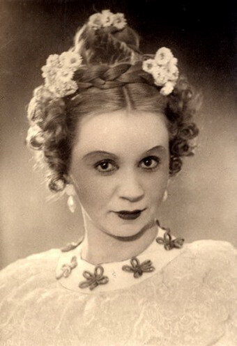 Валентина Ковель в спектакле "Ревизор" источник: kino-teatr.ru