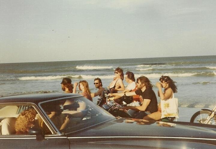Сегодня предлагаю посмотреть на атмосферные цветные фотографии лета в городе Дейтона-Бич в 1970-х и 1980-х  годов.  Американцы прошлого отдыхали везде, не только во Флориде.-2