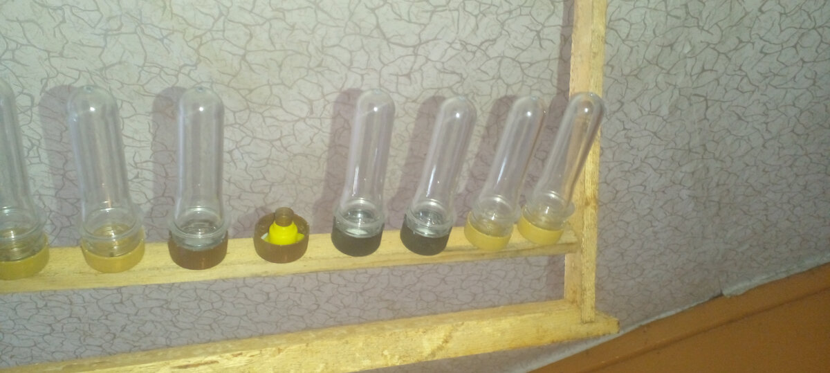 Вместо держателя прикручиваем на саморез пластиковую пробку от любой бутылки , вставляем цоколь в пробку и готово !