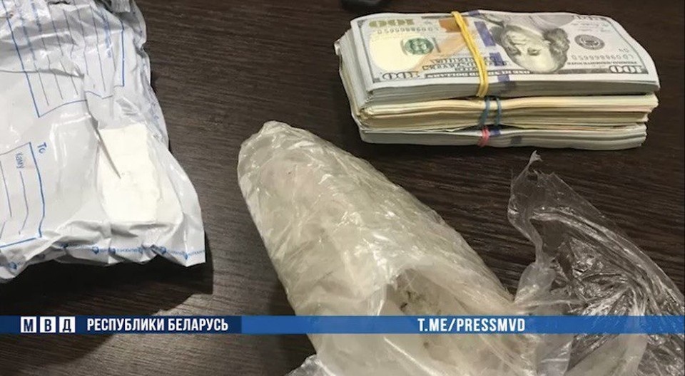     В квартире у председателя жилищного кооператива при обыске изъяли более 28 тысяч долларов и 500 евро. Фото: скриншот с видео, опубликованного в телеграм-канале МВД