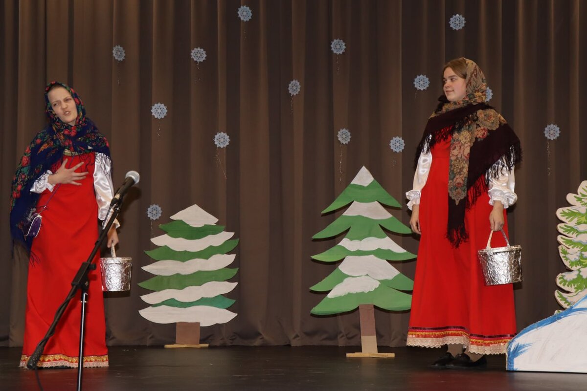 На сцене талантливые юные дарования разыграли спектакль по мотивам сказки «Морозко».