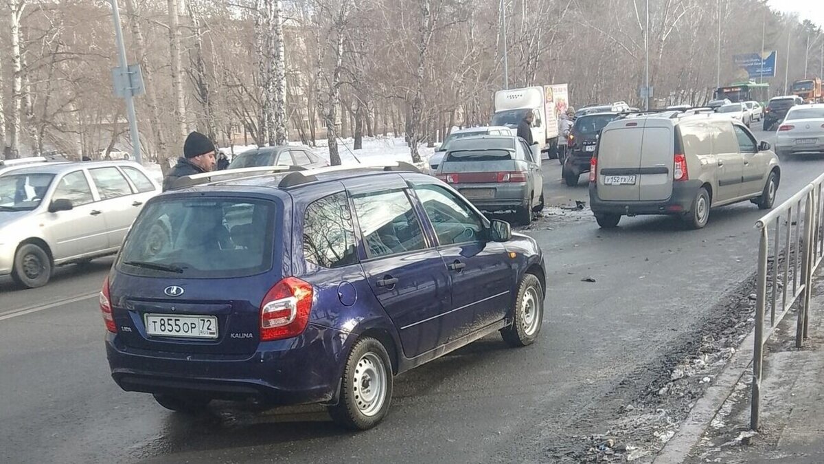     В областной столице 23 января на перекрёстке улиц Судоремонтной – Дружбы столкнулись сразу три автомобиля, сообщает подписчик паблика «ЧС Тюмень. Машины перекрыли две полосы движения, собралась пробка на улице Мельникайте.