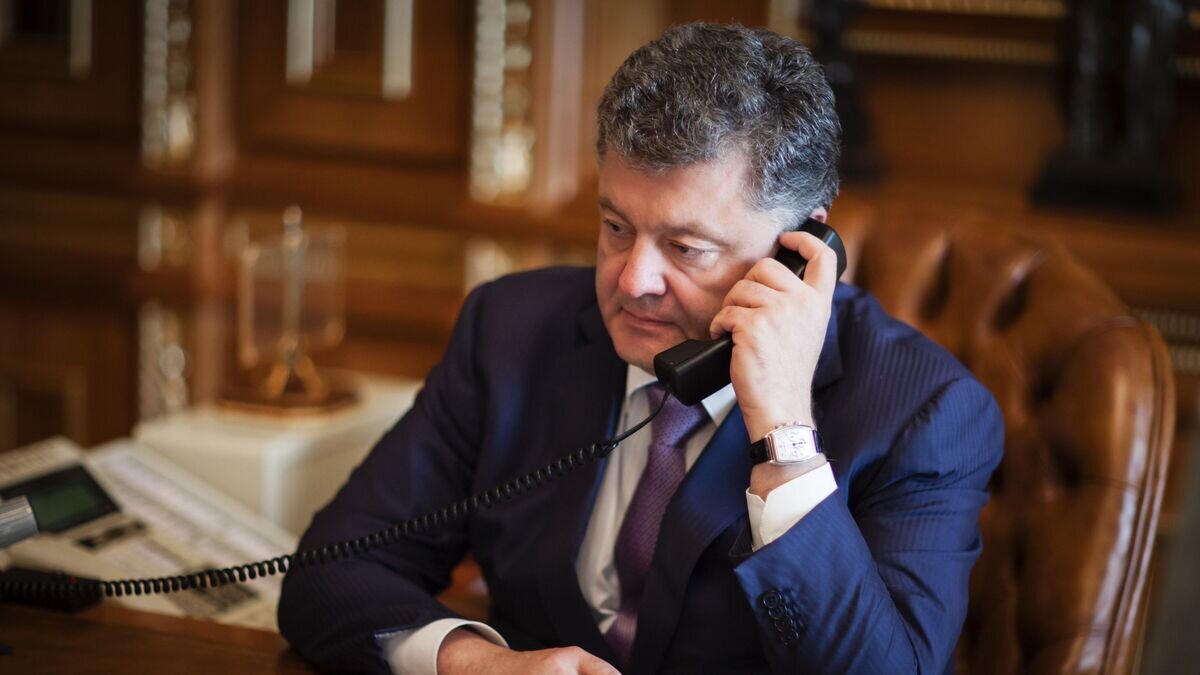    Президент Украины Петр Порошенко во время телефонного разговора. 11 августа 2014 © РИА Новости / Михаил Палинчак