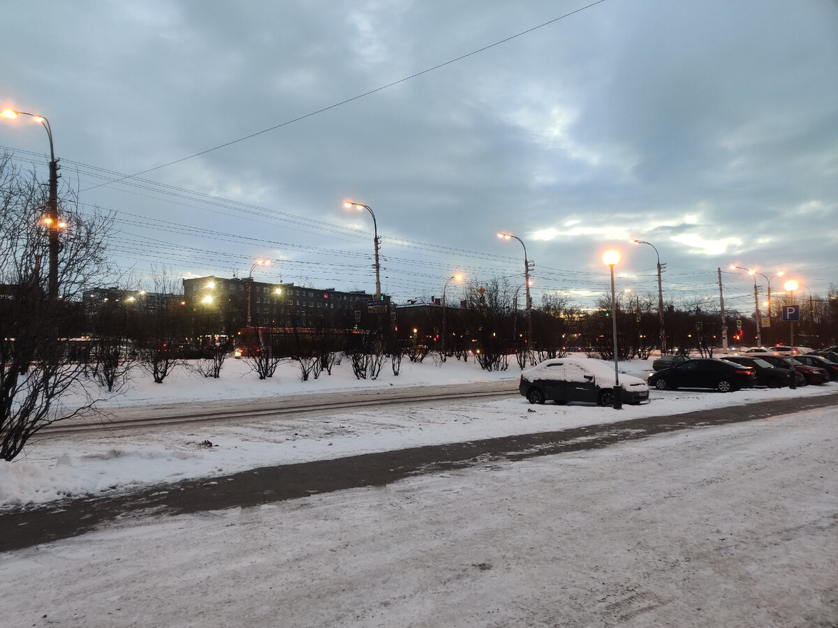 Полдень в Мурманске. Фонари в полярную ночь не выключаются. Фото Светы Давыдовой
