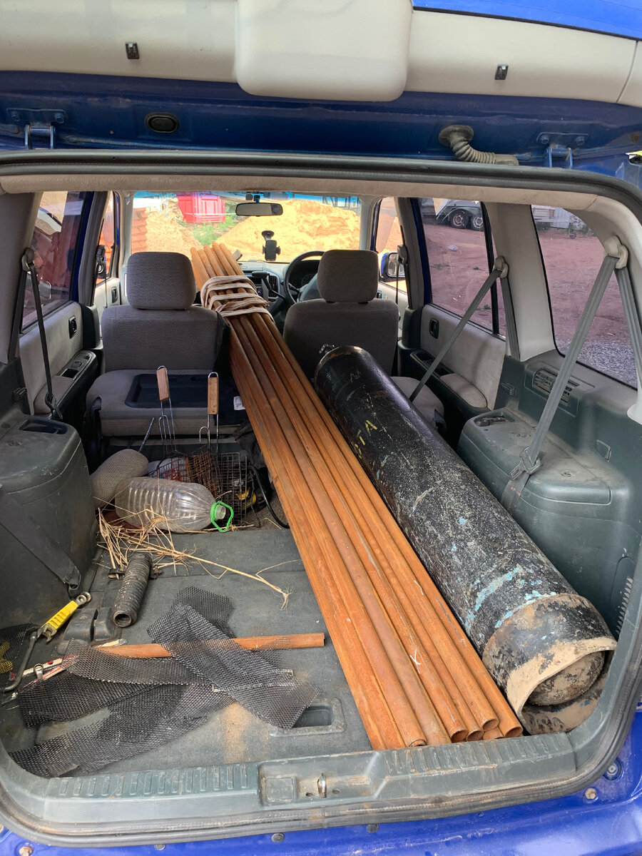 Небезопасная перевозка первой партии труб на легковушке) 