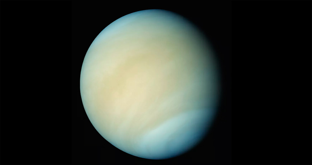 Для человеческого глаза Венера, если бы удалось к ней подлететь, была бы просто белым сияющим диском, прослоек облаков как на этом фото, мы бы скорее всего не увидели. Оранжевые и желтые фотографии Венеры на самом деле не соответствуют действительности, так как были сделаны при помощи разнообразных световых волн, например, ультрафиолетовых, а затем, с целью обнаружения особенностей обрабатывались на компьютере.
