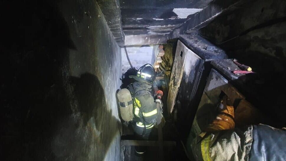     На пожаре в Советском округе Омска никто не пострадал. МЧС задействовали 7 спец-машин и 35 человек личного состава.