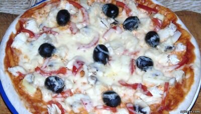 Ингредиенты для приготовления классической домашней пиццы: 1. Куриная грудка 150-200 грамм

2. Маслины 100 грамм, желательно без косточек

3. Один болгарский перец

4. Кетчуп, майонез

5. Грибы 100 грамм

6. Сыр твердых сортов 120 грамм

Тесто для классической домашней пиццы
1. Пшеничная мука 500-600 грамм

2. Дрожжи 20-30 грамм

3. Чайная ложка соли

4. Две чайные ложки сахара

5. Молоко 200-250 грамм

6. Столовая ложка растительного масла

Рецепт приготовления классической домашней пиццы
Можно конечно купить готовые коржи, но я предпочитаю готовить тесто сам, для этого сначала готовим опару - в миску в которой будем замешивать теста заливаем стакан 150 грамм молока, добавляем ложку сахара, 20-30 грамм дрожжей и 2-3 столовых ложки пшеничной муки, перемешиваем до однородной массы и оставляем под крышкой на 40-60 минут. Если вы всё сделали правильно, то через час опара будет готова, начинаем замешивать тесто. В опару доливаем ещё сто грамм молока, добавляем чайную ложку соли и сахара, досыпаем муку и вымешиваем мягкое тесто, добавляем к нему столовую ложку растительного масла, можно конечно и сливочное растопленное или маргарин, ещё немного домешиваем и оставляем подниматься в теплом месте накрыв крышкой или полотенцем, когда тесто поднимется, приминаем его практически до начальной формы и оставляем ещё на минут 30, после чего раскатываем корж подходящего размера выкладываем его на форму или противень, предварительно застелив его пергаментом и промазав слегка растительным маслом. 

Подготавливаем ингредиенты для пиццы - отвариваем куриную грудку слегка подсолив и подперчив воду, грибы чистим, нарезаем на средние кусочки, моем и буквально пяток минут отвариваем в той воде в которой варилась грудка, можно и отдельно конечно. Болгарский перец нарезаем соломкой, маслины нарезаем на половинки или оставляем целыми, куриную грудку нарезаем на небольшие кусочки, переходим к сборке пиццы.

Корж промазываем кетчупом, после чего промазываем майонезом, выкладываем в хаотично мясо, грибы, перец, после чего сверху посыпаем натертым на крупной терке сыром, я просто беру терку и натираю сыр прямо на пиццу. Даем постоять пицце минут десять после чего отправляем в духовку разогретую до 180-200 градусов на 20-25 минут. https://www.srlzevs.net/board/vtorye_bljuda/klassicheskaja_domashnjaja_picca/2-1-0-210