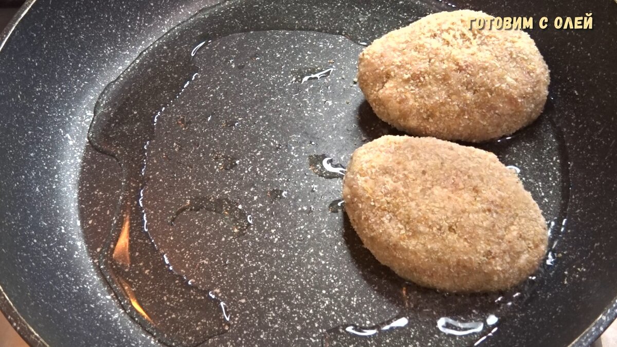Чтобы котлеты не были жидкими. Котлета с сухариками. Котлеты с манкой вместо хлеба в духовке. Котлеты без панировки в духовке. Котлеты в панировке в магните